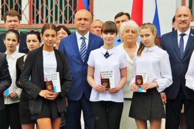 Иностранцам и молодым жителям Орла вручили паспорта