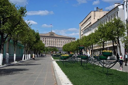 Завершается праздничное убранство улицы Ленина