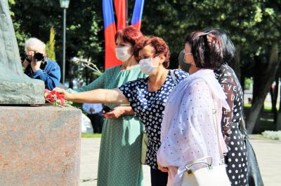 В Комсомольском сквере прошел торжественный митинг