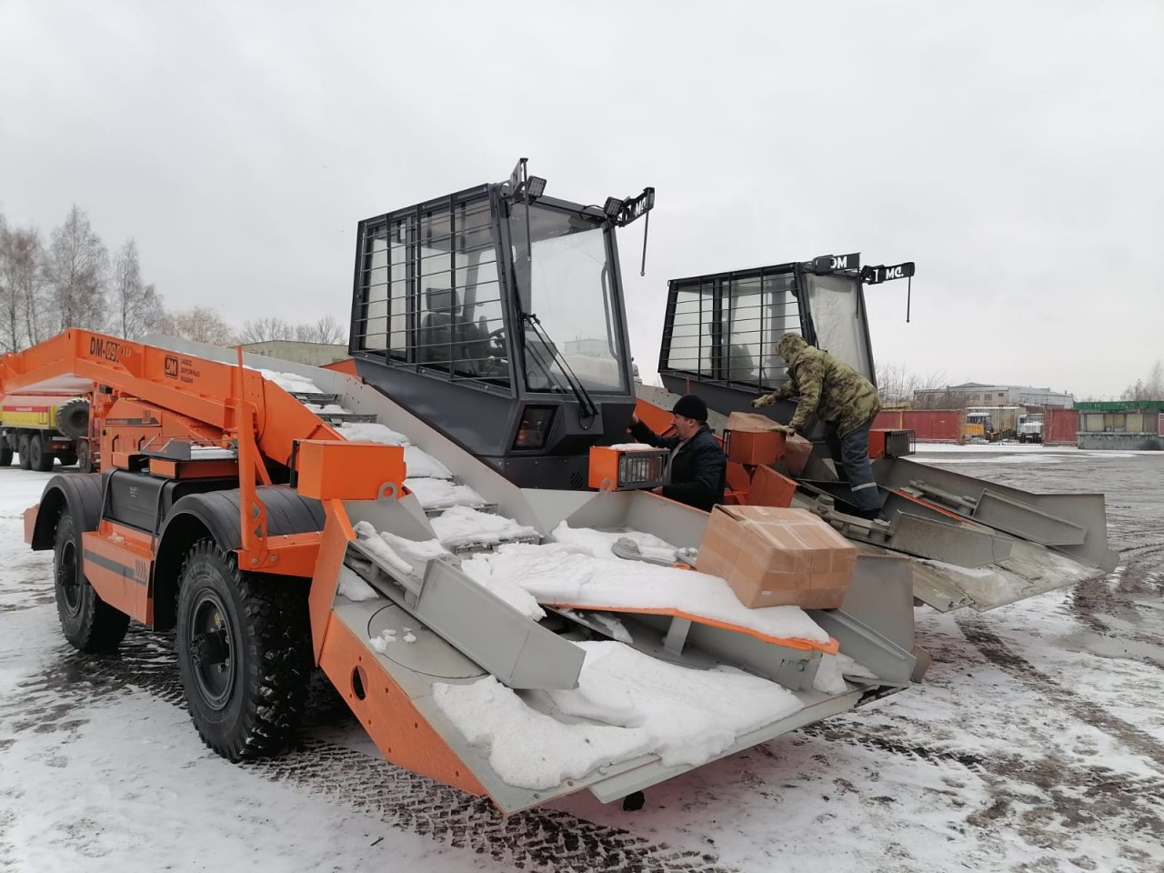 На Спецавтобазу прибыли новые снегопогрузчики