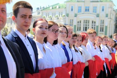 В День пионерии свыше двух тысяч школьников повязали красные галстуки