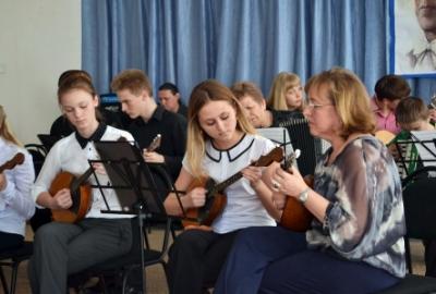 Школы искусств продолжают получать новые музыкальные инструменты и учебную литературу