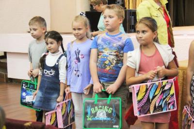 Более 100 первоклассникам помогли собраться в школу