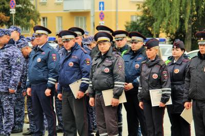 На площади Ленина прошёл гарнизонный развод отрядов полиции