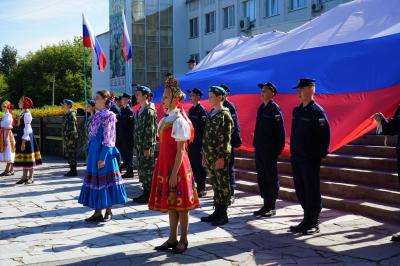 В Орле состоялся флешмоб «Россия - священная наша держава»