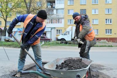 Ямочный ремонт дорог горячим асфальтом продолжается
