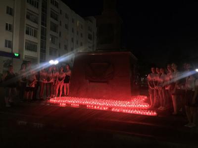 Около 1000 свечей зажглись в День памяти и скорби