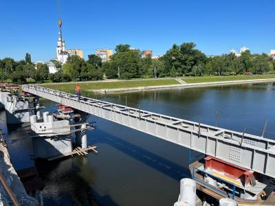 На Красном мосту виднеется будущая пешеходная переправа 