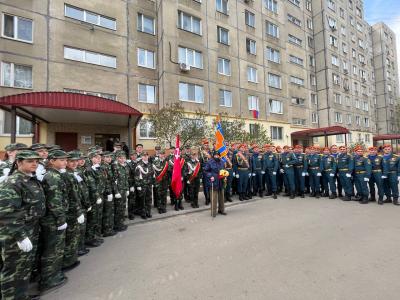 Под окнами Героев прошёл праздничный парад