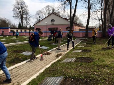 В преддверии Пасхи городские кладбища приводят в порядок
