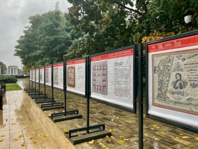 В Горпарке продолжает работать баннерная выставка платков