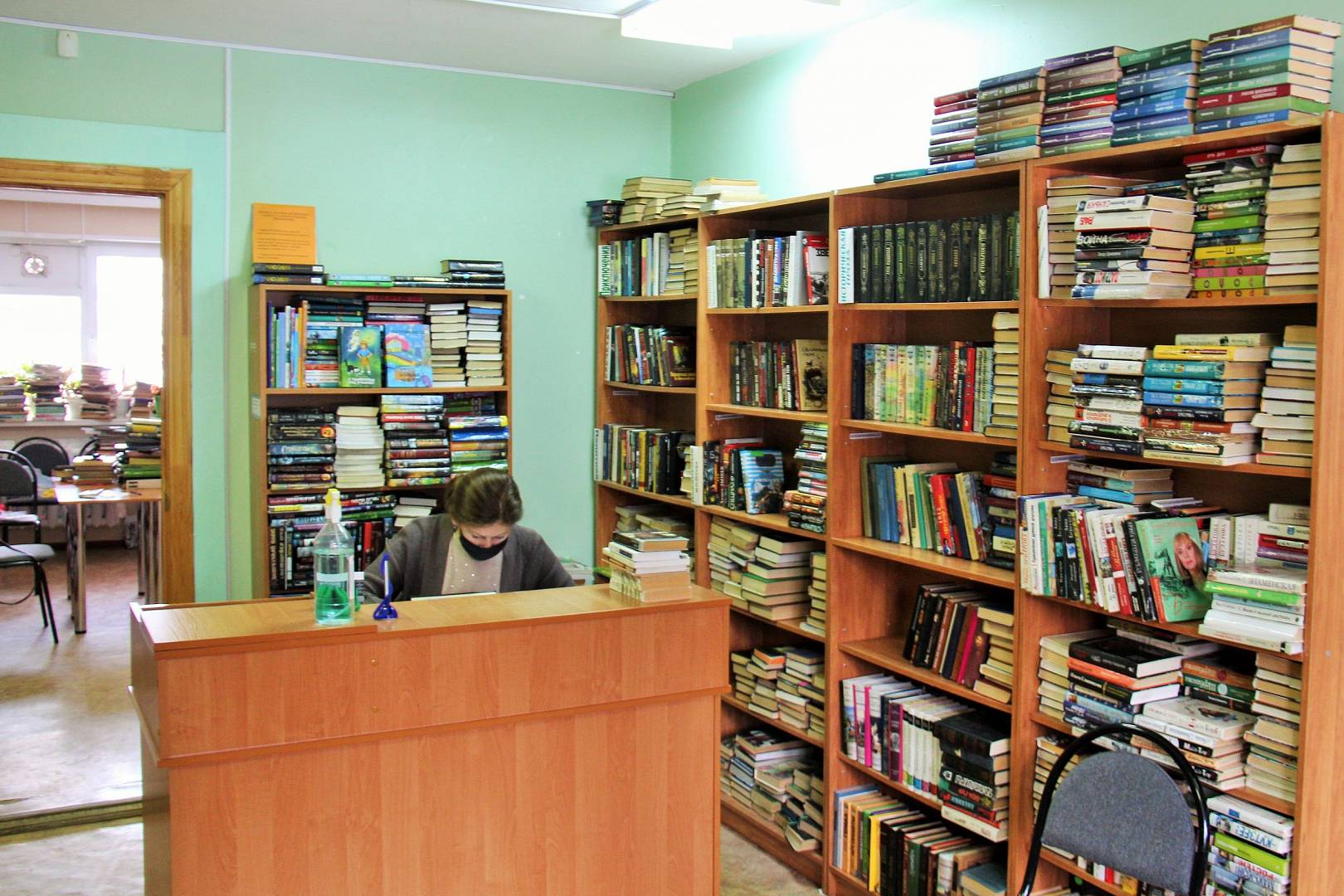 Библиотека 23 года. Работники библиотеки 23 квартал в Орле. Библиотека имени Пушкина в Краснодаре читательский зал фото.